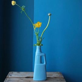 #BEAUTÉS
Ces jolis vases colorés en porcelaine et les portes savon @foekje_fleur sont disponibles en ligne 💙 Beaux mais aussi engagés, ces vases en forme de bouteille plastique sont inspirés des bouteilles que l'on retrouve malheureusement sur les bords des rivières, sur les plages... En créant ces vases, @foekje_fleur a réussi à créer un bel objet qui nous interroge aussi sur notre consommation de matière polluante comme le plastique !
—
#ete85 #conceptstore #paris #paris3 #marais #vertbois #decorationinterieur #decolovers #decoaddict #boutiquedeco #vases #porcelaine #handmade #createurs #boutiquecreateurs #ideescadeaux #giftshop #shopping #bouteilleenplastique #flowervases #vasesbouteilles #soliflores