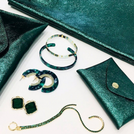 #TOUTCEQUIBRILLE
Retrouvez sur notre site ETE85.FR notre sélection d’accessoires ✨ Bracelets, boucles d’oreilles, colliers, pochettes, porte-cartes, lunettes de soleil…bref que des accessoires indispensables évidemment 💚
—
#ete85 #conceptstore #paris #paris3 #marais #lifestyle #accessoiresdemode #shoppingenligne #shopping #bijoux #pochette #bracelet #boucledoreille #acetate #portecartes